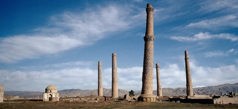In 1996 the five Menar e Herat in west of Afghanistan. On the left, the Mausoleum of the queen Gawhar-Shad, dead in 1457 and of the poet Giami, dead in 1492.